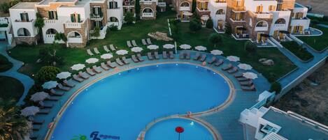 Een seizoensgebonden buitenzwembad en parasols bij het zwembad