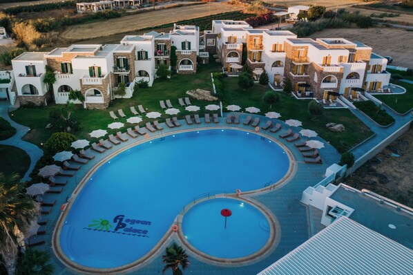 Piscine extérieure (ouverte en saison), parasols de plage