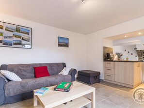 TV - Seaside house with beach access, modern amenities and family space (Gatteville-le-Phare)