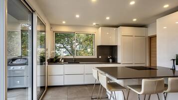 Micro-ondes, four, plaque de cuisson, lave-vaisselle
