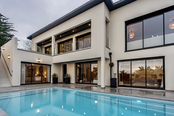 A heated pool - Sea-view villa with 4x10 heated and covered pool. (Carantec)