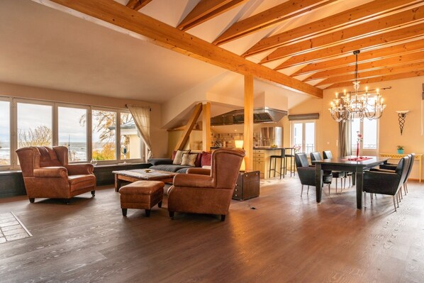 電視、壁爐、音響