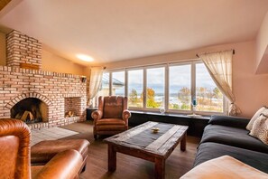 Fernseher, Kamin, Stereoanlage