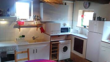 Een koelkast, een microgolfoven, een vaatwasser