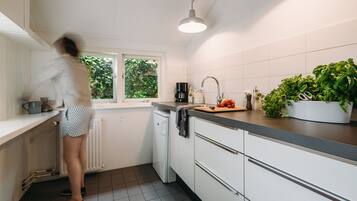 Een koelkast, een magnetron, een oven, een kookplaat