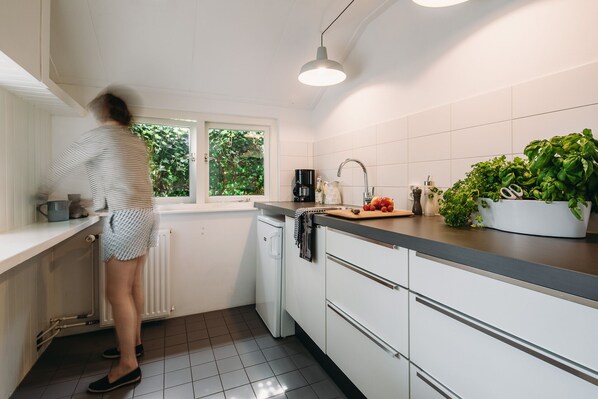 Frigorifero, microonde, forno, piano cottura