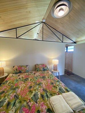 2 bedrooms - Early Diggings Hut surrounded by Rainforest and verdant pasture. (Topaz)