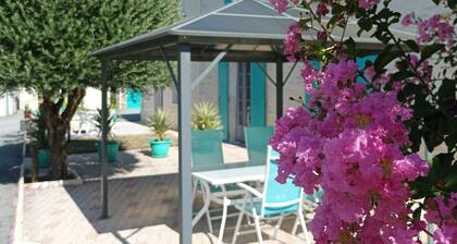 Ideal for visiting the marsh and relaxing with swimming pool, rowing boat, bicycles, park.
