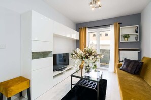 TV - Czarnieckiego 4B Poznań | Comfortable Apartment with Parking & Balcony | Wilda (Poznan)