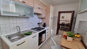 Réfrigérateur, un four, surface de cuisson, cafetière-théière