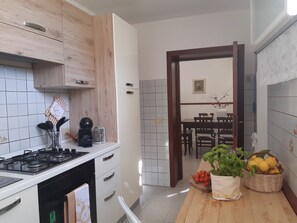 Réfrigérateur, un four, surface de cuisson, cafetière-théière