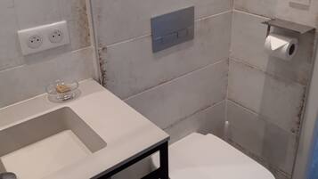 Shower, rainfall showerhead, hair dryer, towels