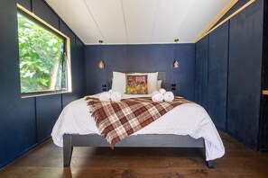 1 bedroom, travel cot, Internet, bed sheets - Alpine Inspired One Bedroom Urban Style Hut with Outdoor Bath (Rotorua)