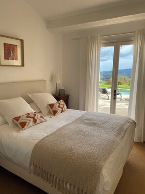 5 chambres, coffres-forts dans les chambres, bureau