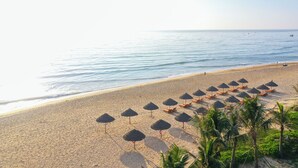 Plage privée, cabines gratuites, chaises longues, parasols