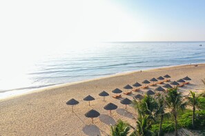 Playa privada, cabañas de uso gratuito, tumbonas y sombrillas