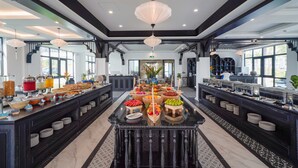 Een buffet met diverse gerechten en een modern interieur.