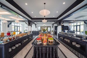 Daily buffet breakfast (VND 400000 per person)