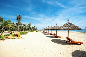 Praia particular, barracas de praia de cortesia, espreguiçadeiras 