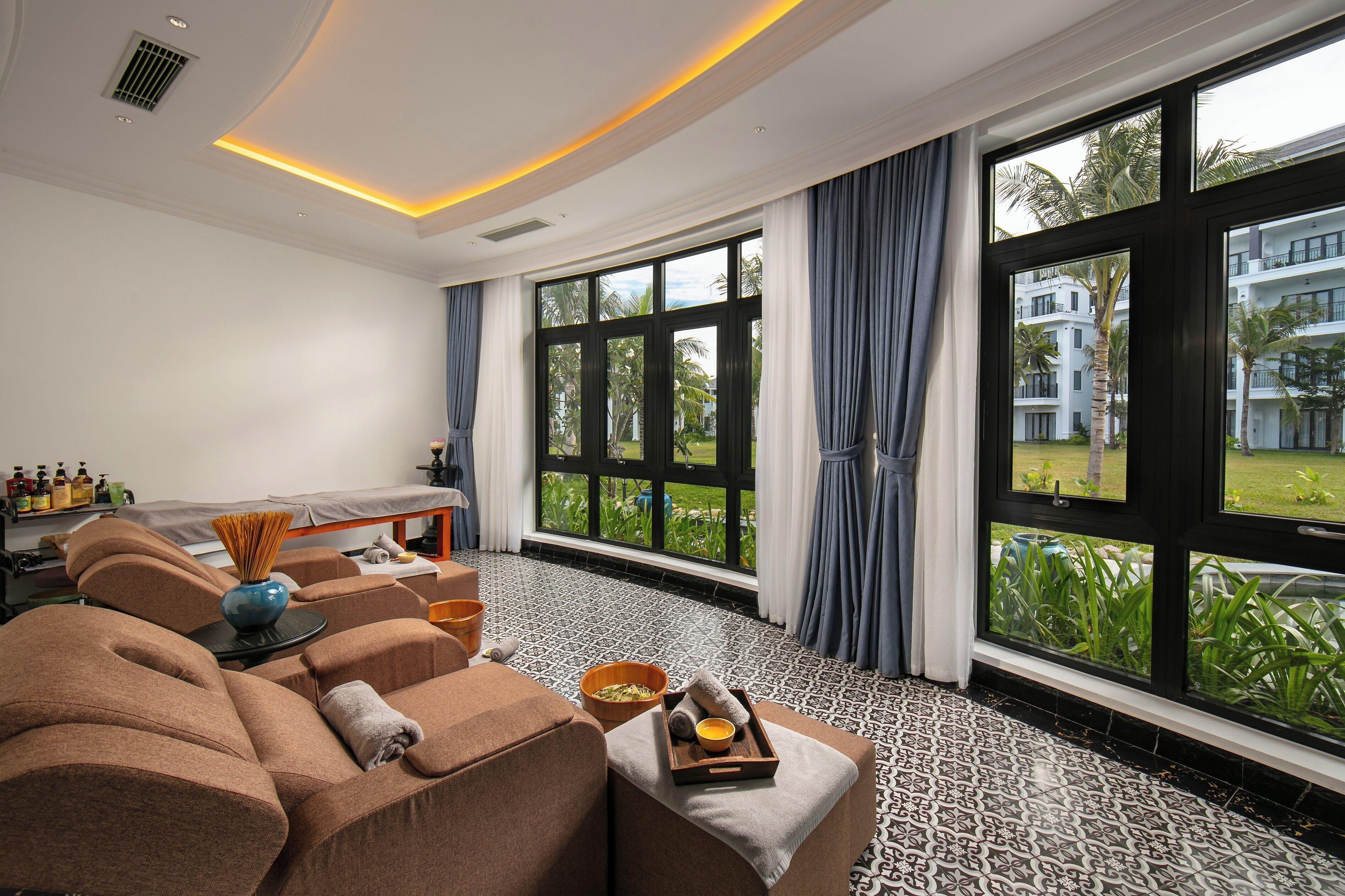 Sauna, tina de hidromasaje, baño de vapor y tratamientos corporales 