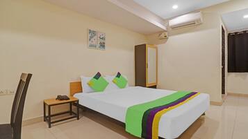 Deluxe Room | Desk, iron/ironing board