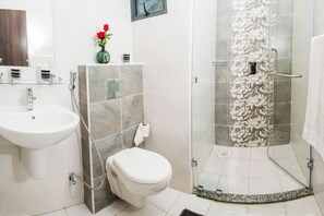 Dusche, Haartrockner, Handtücher, Seife