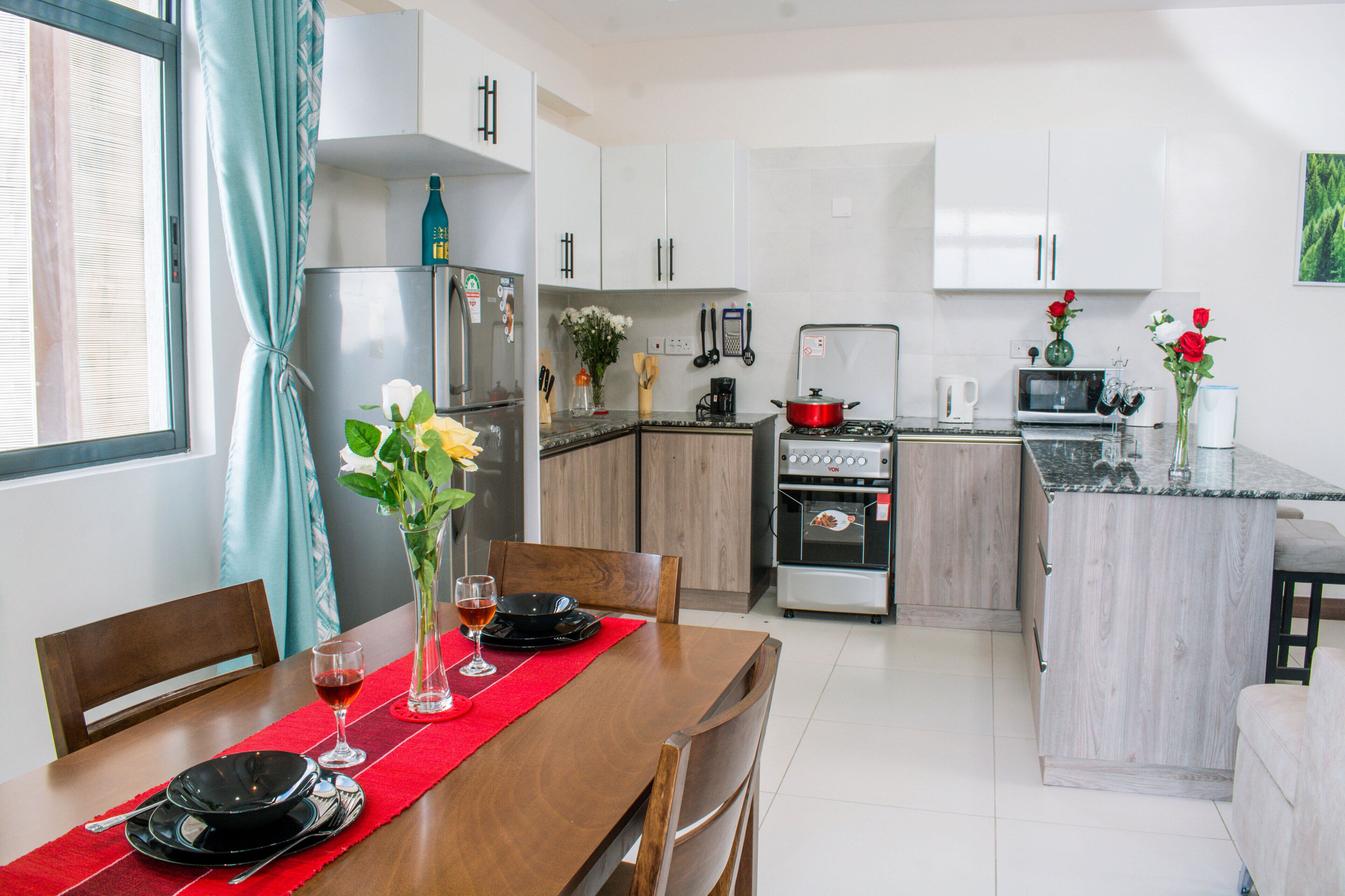 Kjøleskap, mikrobølgeovn, ovn og kokeplater