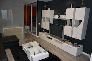 Deluxe Apartment, 1 King Bed with Sofa bed, Kitchen, Hill View | Living area | 32-inch flat-screen TV with cable channels, TV - Sea and Sun 4 You - Choupana Studio (Funchal)
