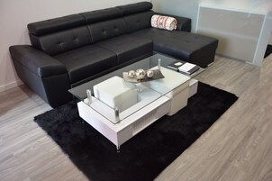 Apartamento luxo, 1 cama King e sofá-cama, cozinha, vista para a colina | Área de estar | TV de tela plana 32 polegadas com canais a cabo, TV