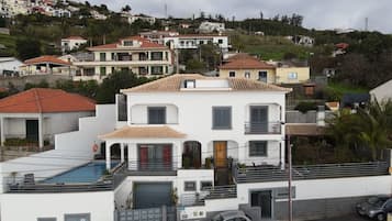 Deluxe Apartment, 1 King Bed with Sofa bed, Kitchen, Hill View | Front of property