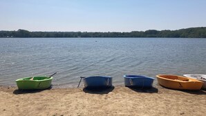 A sandy beach with several small boats lined up. - Maison Chiche charming apartment 3 * 8 pers (Bain-de-Bretagne)