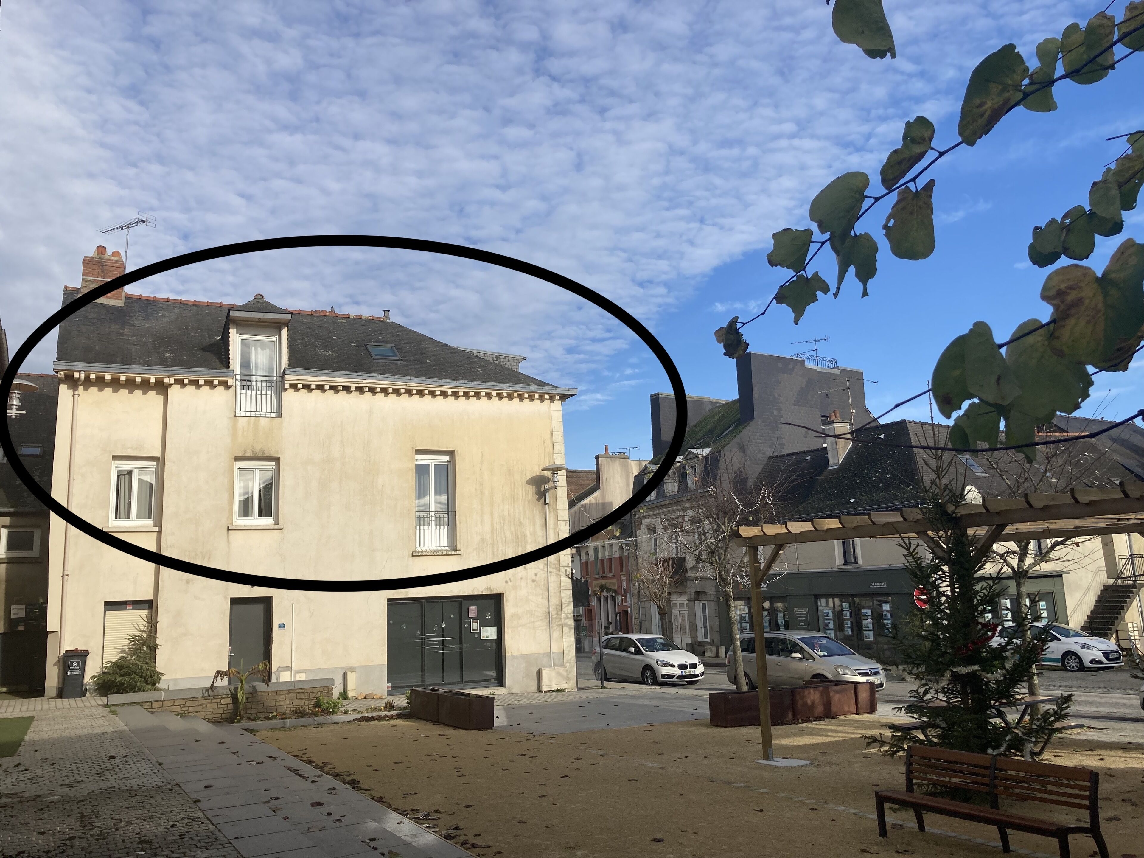 Un edifici amb façana beix, nombroses finestres i una entrada visible.