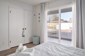 3 habitaciones, escritorio y tabla de planchar con plancha 