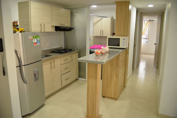 Microwave, oven, stovetop, paper towels - BBB Apartment (Armenia)