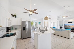 Frigorifero, microonde, forno, piano cottura