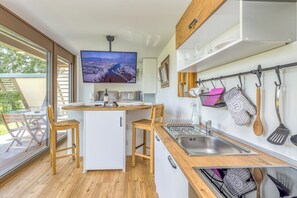 Fridge, oven, stovetop, electric kettle - Riverside Suite Mobile Homes (Metlika)
