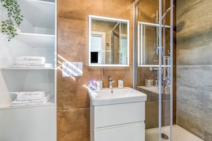 Family Studio, Mountain View (Riverside Suite Ane private beach) | Bathroom