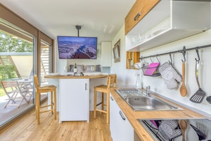 Fridge, oven, stovetop, electric kettle