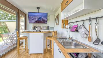 Fridge, oven, stovetop, electric kettle