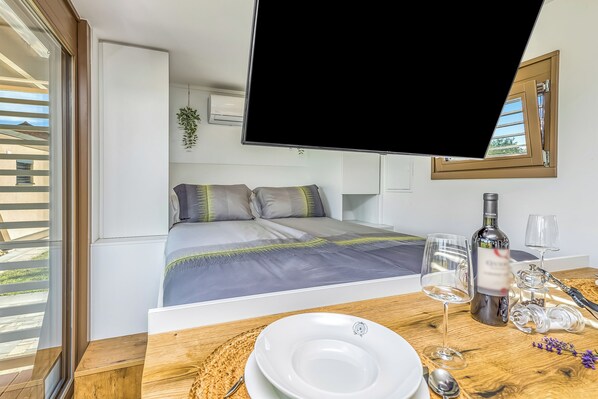 Family Studio, Mountain View (Riverside Suite Ane private beach) | Free WiFi, bed sheets - Riverside Suite Mobile Homes (Metlika)