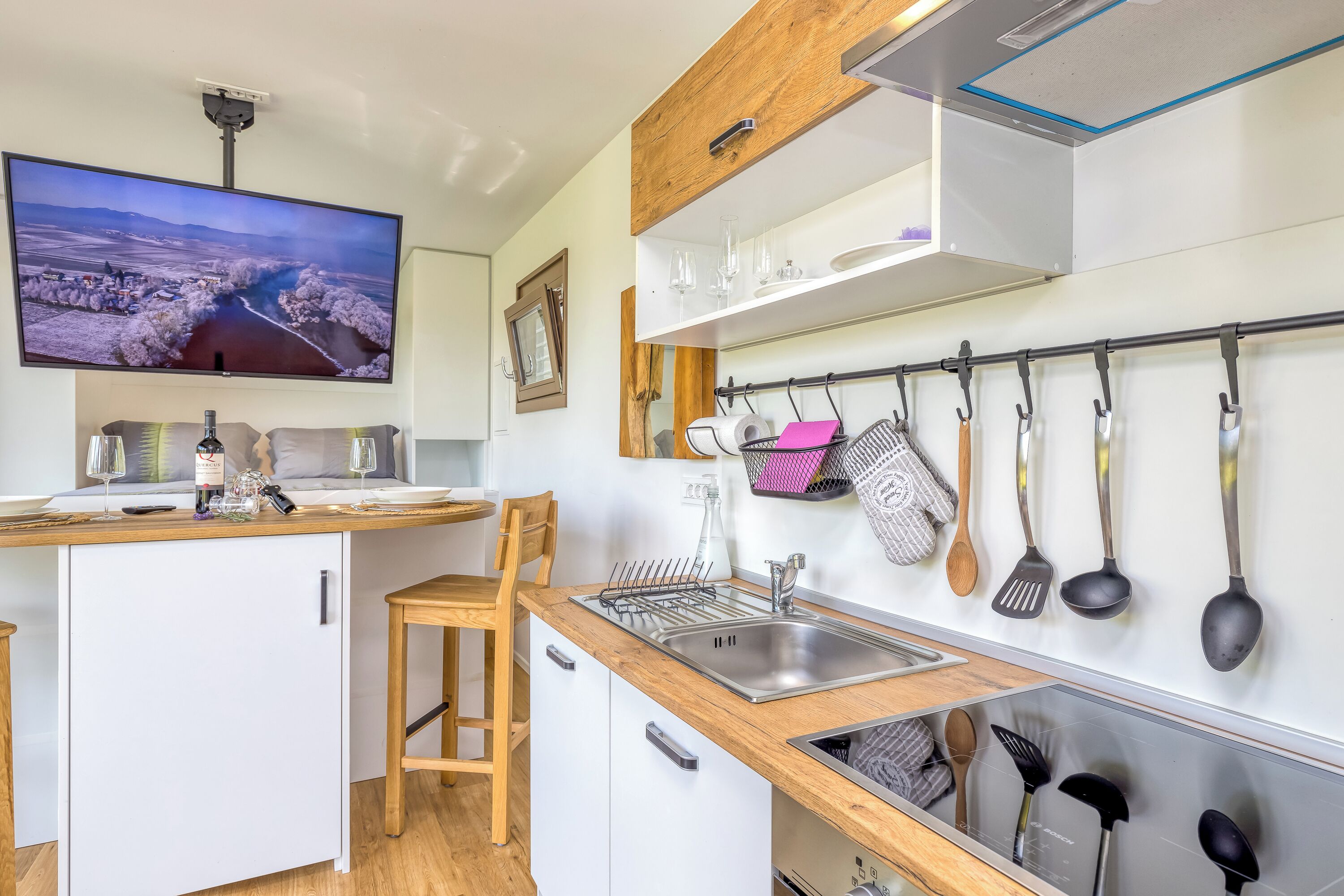Fridge, oven, stovetop, electric kettle