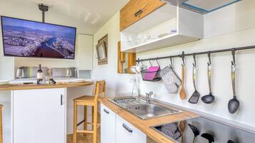 Fridge, oven, stovetop, electric kettle