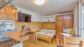 Laptop workspace, free WiFi, bed sheets