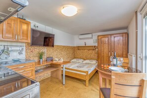 Laptopgeeigneter Arbeitsplatz, kostenloses WLAN, Bettwäsche