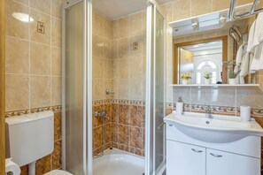 Studio Familial, vue montagne (River View Suite Mlinar private beach) | Salle de bain
