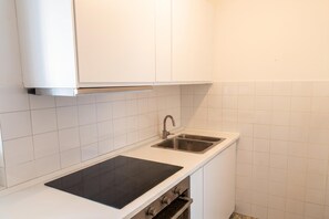 Family Apartment, 3 Bedrooms, 2 Bathrooms (Tre Balconi Sul Mare - Beachfront) | Private kitchen | Fridge, stovetop, coffee/tea maker, electric kettle - Tre Balconi Sul Mare - Beachfront Sea-view Apartment (Borghetto Santo Spirito)