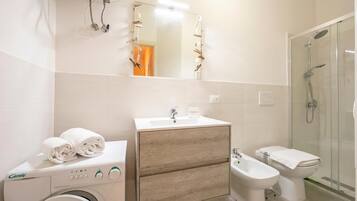Appartamento familiare, camere multiple, 2 bagni (Tre Balconi Sul Mare Beach) | Bagno | Doccia, asciugacapelli, bidet, asciugamani