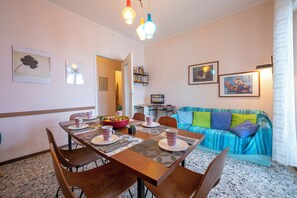 Un espace repas comprenant une table en bois, des chaises et un buffet.