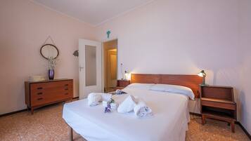 3 camere, postazione laptop, lenzuola