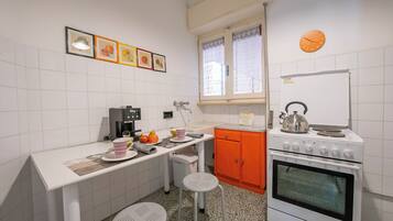 Kühlschrank, Herdplatte, Wasserkocher mit Kaffee-/Teezubehör